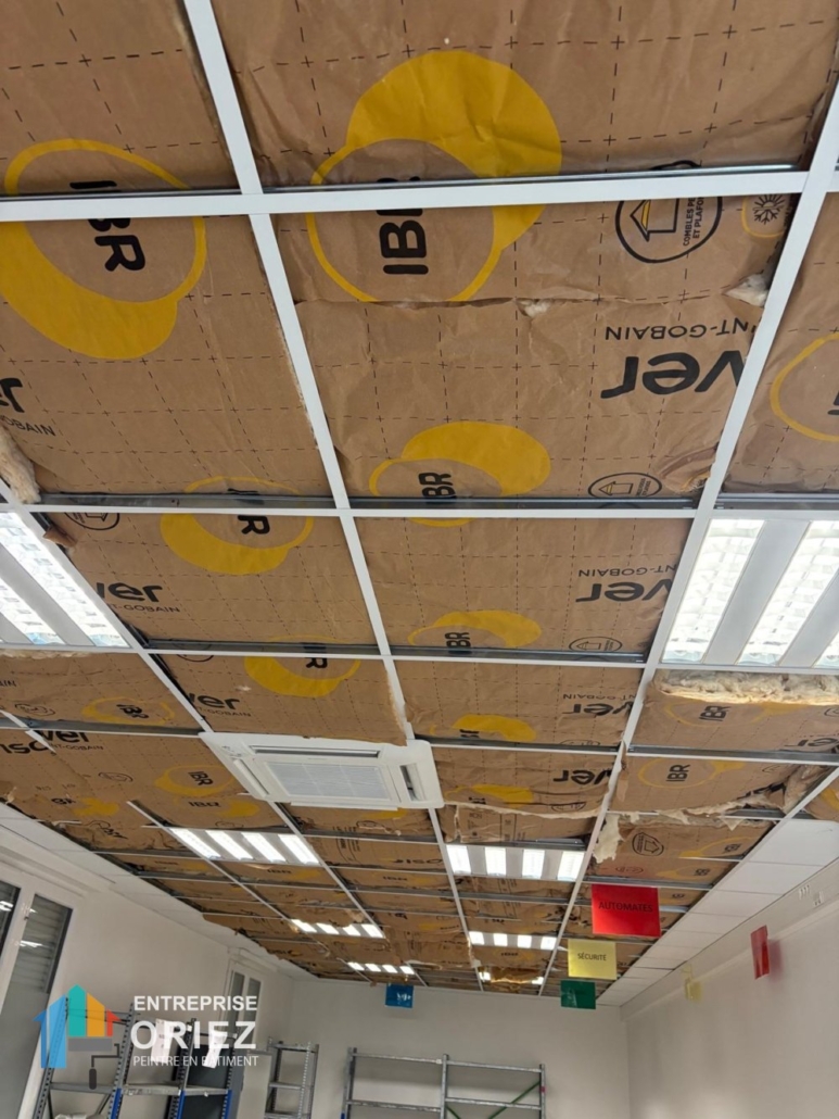 Installation d&rsquo;un plafond suspendu isolé pour un espace professionnel