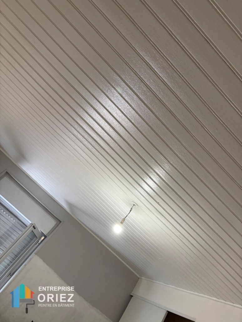 Travaux de peinture sur plafond en lambris bois